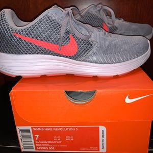 Gray NIKE running shoes 7